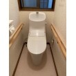 節水型トイレ便器の交換とクロスの張り替えにより明るく清潔感あふれる空間になりました。