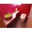 入ってすぐ目に入るピンクのクロスにカラフルな手洗いボウルがマッチしたトイレ。狭いトイレ空間だからこそできる、遊び心満載の素敵な空間になりました。