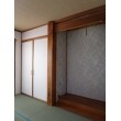 リビングと続きになっている和室は、アクセントクロスで上品な和室となりました。

壁紙の貼替え、畳の表替えをさせていただきました。