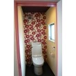 ピンク系でコーディネートしました。正面の壁のみ大胆な柄のクロスを採用。トイレもおしゃれ空間として楽しんでいただけます。

