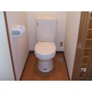 劣化した和式トイレを洋式に改修しました。床も張り替えて、すっきりした印象に。