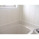 浴室の壁を、断熱効果もあるバスパネルに張り替えました。浴槽の色に合わせた清潔感のあるオフホワイトで。