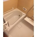 清潔感あふれる白色のバスルームを包み込むのは、木彫デザインの壁パネル。ホテルの浴室のような、安らぎの空間になりました。