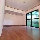 寝室は畳をフロアに張替え、壁天井クロスを貼り動きの良いアルミ製のサッシを取り付け快適な空間になりました。