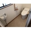 手すりを各所に設け、立ち座りをサポート。タンクレスを選定したことにより、トイレ内のスペースを広く確保しました。