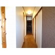 ＜廊下＞
和風の玄関からリフォームをする和室・水回りに
繋がるよう、どちらのイメージも壊さないような
クロス貼りを行いました。
