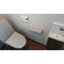 限られた空間に、スリムで機能的なトイレと手洗い器を設置