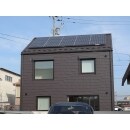 新築からの依頼でしたので、屋根を太陽光発電システムの発電効率が１番いい６寸勾配としました。結果、毎月電気量は無料、逆に5,000円くらいずつ振り込まれているそうです。満足して頂けて本当によかったです。