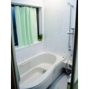 浴槽も広くなり、浴室の壁や床、浴槽の色を白にしたのでとても明るい印象になりました。