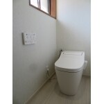 暗い印象のトイレからタンクレス便器でスッキリ機能的なトイレへ