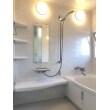 LIXIL戸建て用バスルーム「アライズ」に取替えました。
浴室の壁は、石目調のホワイトストーン色のパネルで明るくスタイリッシュな浴室に。