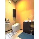 0.75坪のゆとりのあるトイレに。壁にはオレンジ色の珪藻土を塗り、落ち着いた雰囲気に。