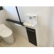 ずっと使い続けていたトイレを、LIXILの新しいシャワートイレにリニューアル
手洗台や手すりも新設し、使いやすくメンテナンスもしやすいトイレになりました。