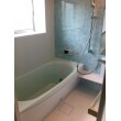 マテリアルアロマグリーンのアクセントパネルと
それに合わせて浴槽はアクアを選び、明るく
爽やかなバスルームになりました。
