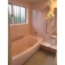 淡いピンクで暖かそうな浴室ですね。
とても可愛らしい配色です。