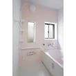 0.75坪の小さめな浴室ですが、正面の1面のみをピンク色のアクセント壁にしているので、明るく狭さを感じさせないユニットバスです。