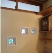 玄関との間仕切り壁にはステンドグラスを入れ、上部には湿気対策に換気ができるよう、サッシを新たに取り付けました。玄関側からの明かりも入り明るい空間になりました。