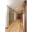 将来の使い勝手を考え、左側にある和室を小さくすることで廊下を広く設計。玄関と廊下の間にはガラス戸を設置して、冷暖房の効率を高めました。