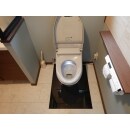 0.5坪だったトイレ空間を1坪に広げ、タンクレストイレを採用。壁には調湿性のあるタイル、便器周りにはお掃除しやすい汚垂石を使用しました。