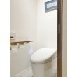 高圧のハイブリットトイレを使用。壁面にはエコカラットを使用。