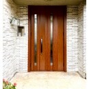 40年経った玄関ドアをカバー工法で一新しました。
断熱、遮音にも優れた最新玄関ドアですが、元々の趣のあるタイルにしっかりと馴染みました。