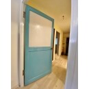 木製扉はブルーに塗り替えて、可愛いドアハンドルに交換しました。

