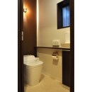 意外と長く居る空間のトイレは居心地の良さを重視し柔らかい照明で。
タンクレスにしてスッキリと。