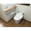 間口を広げて、車椅子で入り易くなったトイレに、アームレスト付き便器を設置致しました。