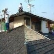 施工中です。既存の屋根の上に、オベロンを葺いていきます。