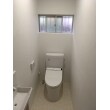 トイレの壁の一部を撤去し、広々としたトイレにリフォームしました。タイルの床・壁と土壁は白のクロスとクッションフロアに貼替えて清潔感ある空間に大変身しました。トイレ機器は超節水タイプで経済的です。　使用商品【トイレ：TOTO　ピュアレストEX】