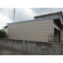 車庫は木製外壁から金属製のサイディングに変更し、折板屋根は耐候性の高いフッ素樹脂で塗装しました。使用商品【日本ペイント：ファイン4Fルーフ】