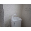 気泡を含んだ泡沫レバー水栓の手洗器で、水が飛び散りにくく節水効果もあります。