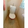 2Fのトイレ。節水型で掃除のしやすいものに交換しました。