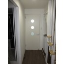 リビングドアはモダンなドアに新調。
 明かり採り窓付きで、入室の有無や照明の消し忘れを確認できます。