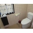 男女とも和式トイレから洋式トイレに変更をしました。両方とも節水型の洋式トイレにしました。壁には収納キャビネットを設置し、収納しきれなかった、ほうきやチリトリもスッキリと片付けることができました。 　　　　　　　　　　　　　　　　　　　　　　　　　　　　　　　　　　　　　　　　　　　　　　　　　　使用商品【LIXIL：アメージュZ便器リトイレ】【TOTO：フロア収納キャビネット】
