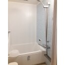 単一的な壁面を一面だけでもアクセントに変えることで
浴室の雰囲気、グレード感が上がり、閉鎖的な空間でも広がりを感じるようになります。
