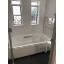 浴室はLIXILのアライズを選定
一番シンプルなCシリーズにお施主様のお好みをカスタマイズ仕様に。
黒の床が浴槽の白や壁の白を際立たせてくれます。
余分なものを取り去ったシンプルでモダンな浴室になりました。