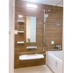 茶色ベースのアクセントパネルが温かい雰囲気の浴室