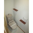 トイレの入り口は片引き戸に変更。以前使用していたトイレを再利用し、床・壁・天井のみ改装しました。
