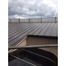 瓦棒の間隔を、金属板の幅以下の寸法にしておくと、金属板の流れ方向の継手がなくなるので、雨仕舞に優れた屋根になります。
