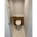マンションの限られたスペースに手洗いと収納がスッキリ収まるキャビネット付トイレをご提案しました。