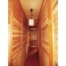 壁には杉板をふんだんに使用。木目1つ1つの表情を楽しむことのできる廊下です。