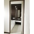 浴室は1坪サイズのシステムバスを導入。シンプルなトーンで落ち着いた雰囲気のバスルームです。