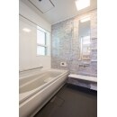 清潔感のあるホワイトのバスルーム。床はクッションのように足触りが良く、冬でも心地良く入浴できます。