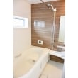 LIXILのアライズを採用。
アクセントパネルに木目調を使用し、家全体の雰囲気にあった浴室となりました。