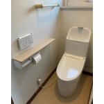 壊れたトイレを交換！手元に小物を置けるカウンターを設置