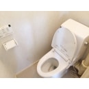 古かったトイレをシャワートイレ一体型便器にお取替え。
床・壁・天井も貼り替え。