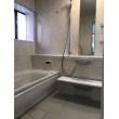 既存のタイル貼り浴室をユニットバスでリフォームしました。
浴槽を1820サイズに。かなり広い浴槽にお客様大満足の様です。
