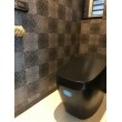 便器のブラックにあわせて、壁デザインを選択しました（洗面所と同柄）
トイレットペーパーホルダーをオシャレデザインな品にして、トイレ全体を高級空間に。
便器の黒が映えるトイレ個室になりました。
