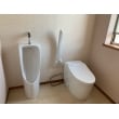 TOTO　ネオレストDH2
　　　　小便器 アームレスト
上記トイレ2点を交換しました。
トイレ室内が広いので、高齢者様や障がい者様でも使いやすいです。
クロス・クッションフロアの張り替え、巾木の交換もしました。


